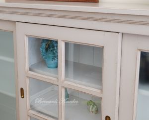 Credenza in legno finitura colore tortora parti interne bianco con 3 ante scorrevoli